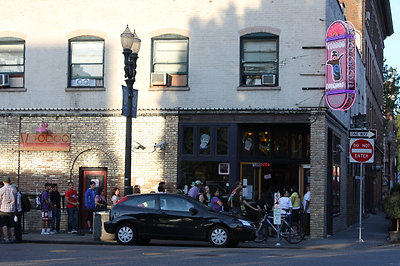 sor áll a Voodoo Doughnuts előtt