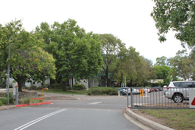 A parkoló, ide jöttünk Anyuval Apáért a különórák után