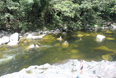 Helyiek fürdenek a tiszta vízű patakban