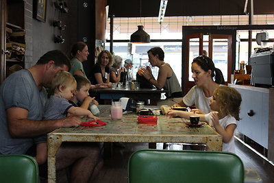 Kávézik a család Bellingenben