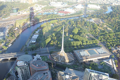 A helyi MüPa, a torony teteje az Ausztrál Open helyszínére mutat