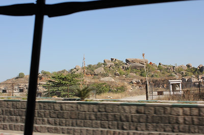 ilyen óriás gránittömbökkel boritott a táj