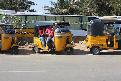 fuvarra váró tuktukok