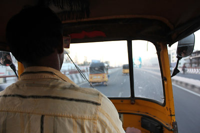 a sávtartást nem veszik túl komolyan - aki hátulról jön az dudál