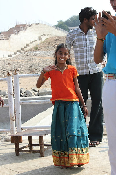 aranyos kislány aki nagyon nézett a hajón