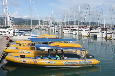 Sarah már készíti elő a hajónkat: igen, lány volt a sofőrünk!