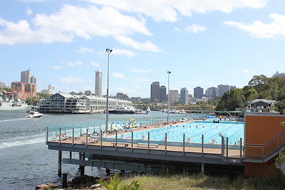 uszoda az öböl felett