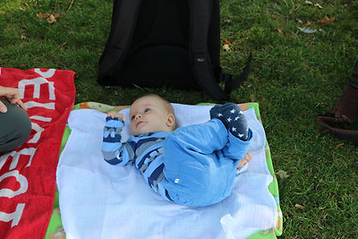 Kertben nyújtóztatjuk Tomit :).