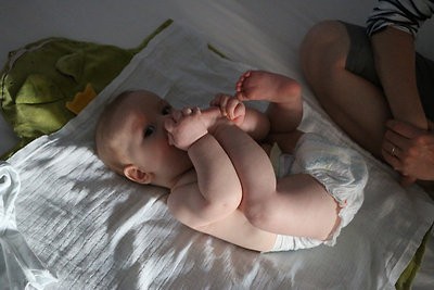 Tomi tudja rágni a lábujjait már!