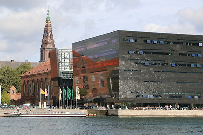 Élőben nagyon jól néz ki ez a fekete épület, ahogy csillog rajta a víz.