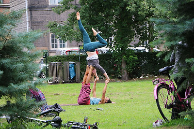 Szombat: jóga a parkban. Mindenütt jógáznak, a tereken is.