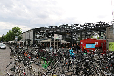 Parkoló bringahalmok a közeli vásárcsarnok mellett.