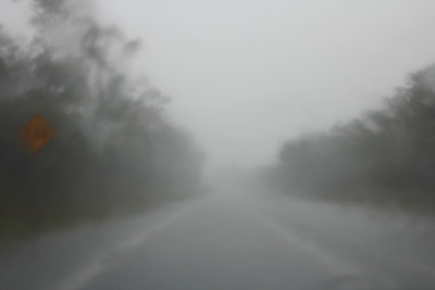 Trópusi vihar közepén