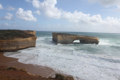 Erre a kapura nemrég még híd vezetett ki, de az néhány éve leomlott.