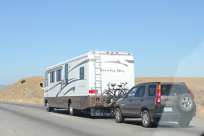 Igen, az itthon nagynak számító autót csak húzzák maguk mögött!