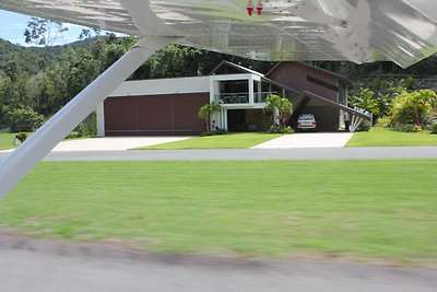 Leszállópályára néző luxuslakás, repülő / helikopter hangárral